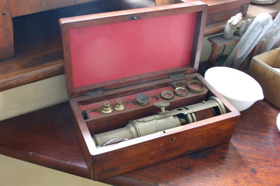 Almroth Wright's field microscope, Alexander Fleming Laboratory and Museum, St Mary's Hospital, London.JPG